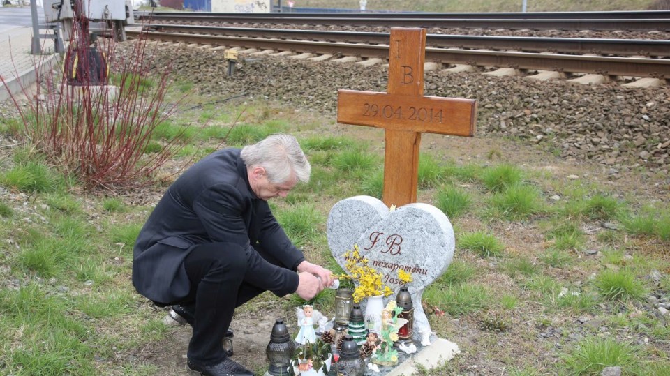 Josef Rychtář zapaluje svíčku u pomníčku Ivety Bartošové